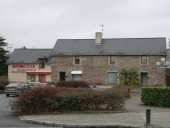 Ancienne ferme de la Cochardière, actuellement magasins de commerce, 19 rue de Rennes (Vezin-le-Coquet)