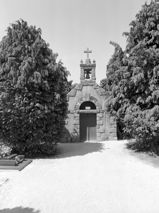 Chapelle Saint-Paterne, actuellement dans le cimetière, rue de l'Aer (Le Croisty)