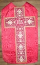 Ornement rouge : chasuble, bourse de corporal, étole et voile de calice