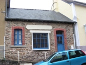 Maison à boutique, 19 place de l'Eglise (Saint-Erblon)