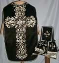 Ornement noir 2 : chasuble, bourse de corporal, étole, manipule, voile de calice