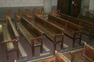 Ensemble de 24 bancs de fidèles