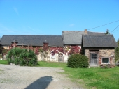 Alignement de maisons, le Plessis (Saint-Erblon)