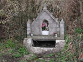 Fontaine de dévotion de Lourtuet dite fontaine de dévotion Notre-Dame-des-Bruyères-des-Côteaux-et-des-Bois, Lourtuais (Erquy)