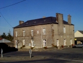 Mairie, écoles, monuments, fontaines et lavoirs sur la commune d'Epiniac