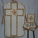 Ornement blanc 1 : chasuble, bourse de corporal, étole, manipule, voile de calice
