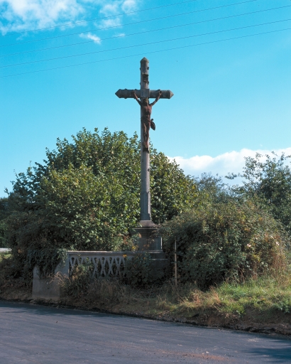 Croix monumentale, rue de la Chapelle Bouëxic (Lieuron)