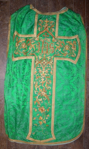 Ornement vert 1 : chasuble, étole, manipule, voile de calice et bourse de corporal