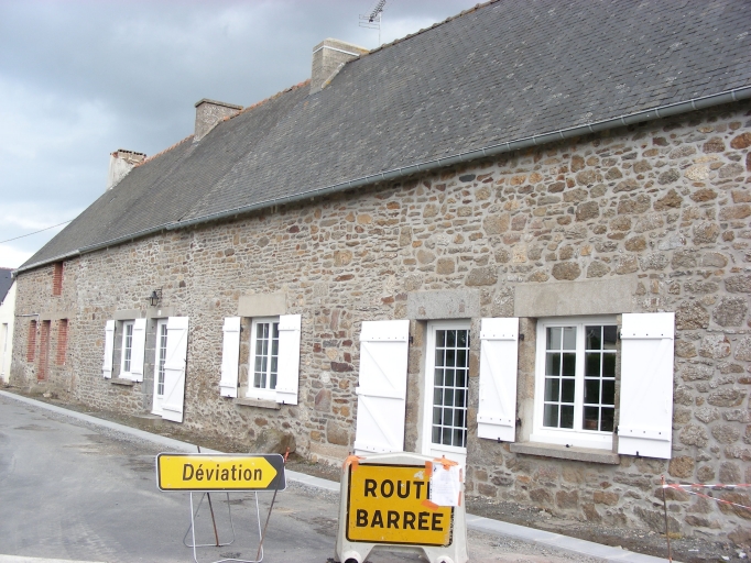 Alignement de maisons, Rue du Violier (Saint-Jouan-des-Guérets)