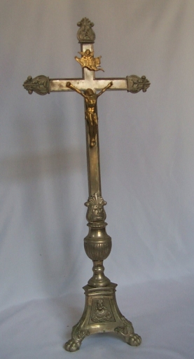 Garniture d'autel : croix d'autel, 2 chandeliers