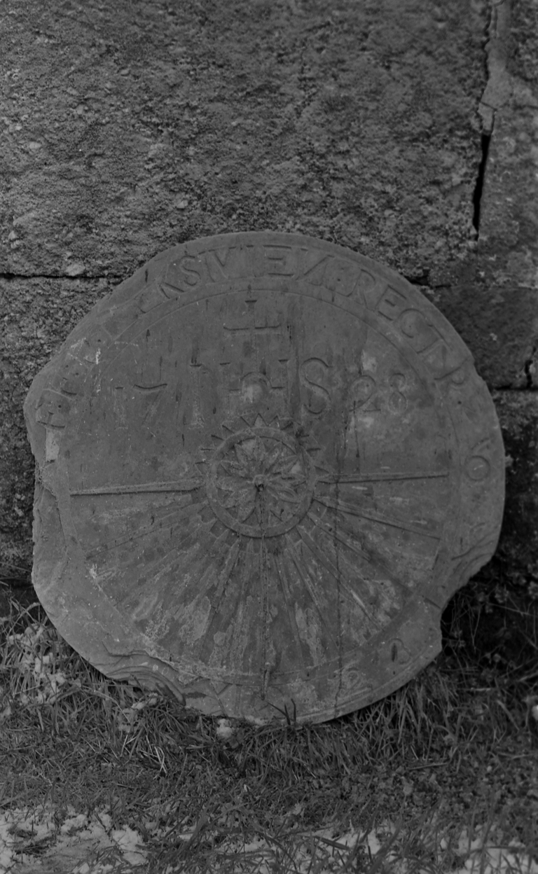 Cadran solaire, chapelle Notre-Dame (Plounévez-Quintin)