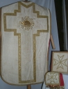 Ornement blanc 2 : chasuble, manipule, bourse de corporal