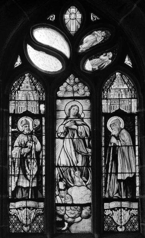 Verrière à personnages de la baie 0 de l'ossuaire : Saint Éloi, Immaculée Conception, Saint Hervé, église Saint-Hervé (Lanhouarneau)