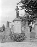 Monument aux morts, de la guerre de 1914-1918, prieuré de bénédictins, église paroissiale Notre-Dame-du-Roc (Montautour)