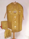 Ornement doré : chasuble, étole, bourse du corporal, voile du calice