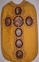 Ornement doré 2 : chasuble, bourse de corporal, étole, manipule, voile de calice