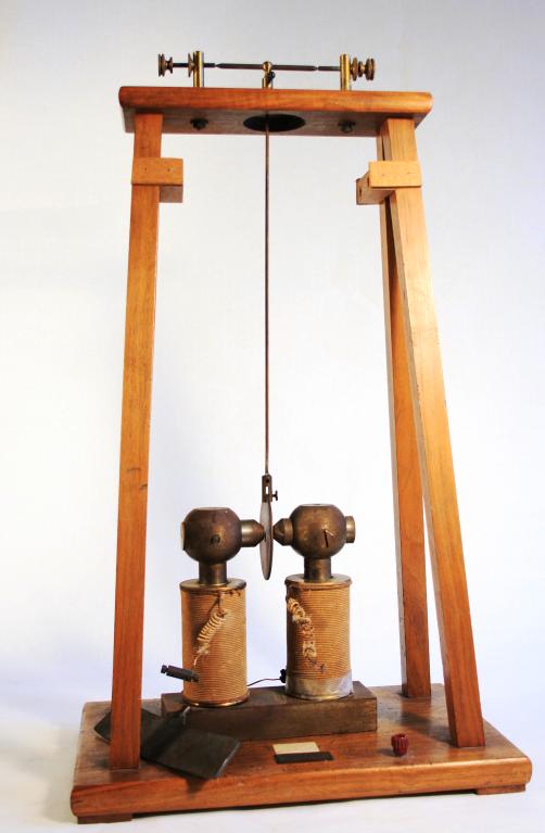 Présentation de la collection d'instruments scientifiques du lycée Émile Zola, Avenue Jean Janvier (Rennes)