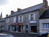 Alignement de maisons à boutique, 13, 15 rue de Rennes (Liffré)