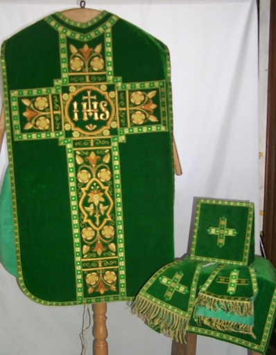 Ornement vert 3 : chasuble, bourse du corporal, étole, manipule, voile du calice