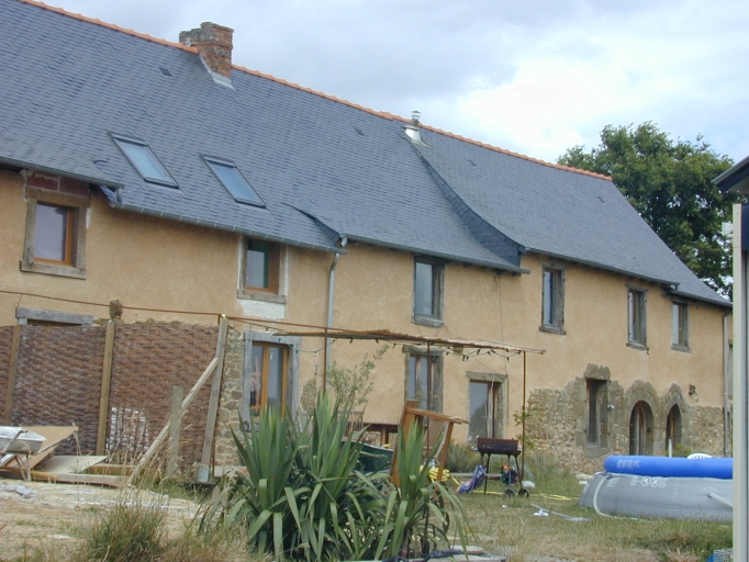 Alignement d'une ferme et de trois maisons, la Haie (Montreuil-le-Gast)