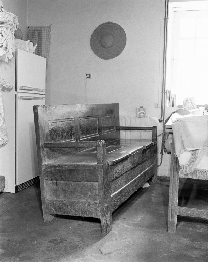 Ensemble : banc, coffre à vêtements, armoire et buffet