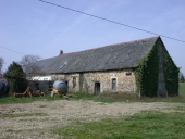 Alignement de trois maisons, Mongerheux (Domalain)