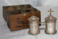 Ampoule aux saintes huiles et ampoule à saint chrême dans leur boîte