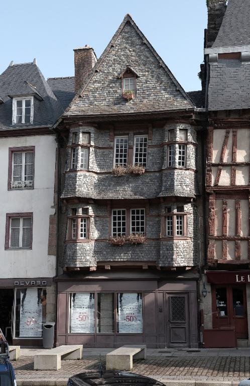 Maison à boutique à pans de bois du 16e siècle, dite Maison du Chapelier, 29 place du Général-Leclerc (Lannion)