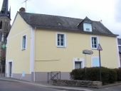 Maison à boutique, 21 place de l'Eglise (Saint-Erblon)