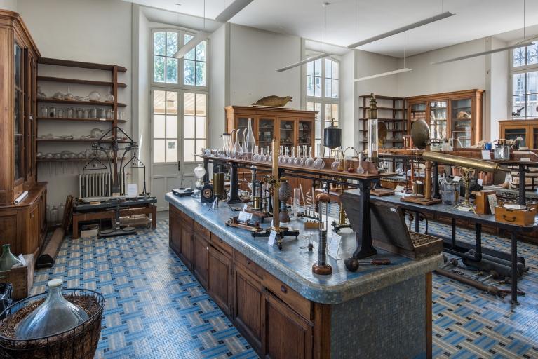 Présentation de la collection d'instruments scientifiques du lycée Émile Zola, Avenue Jean Janvier (Rennes)