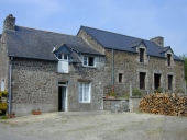 Alignement de deux maisons, la Pelterie (Meillac)