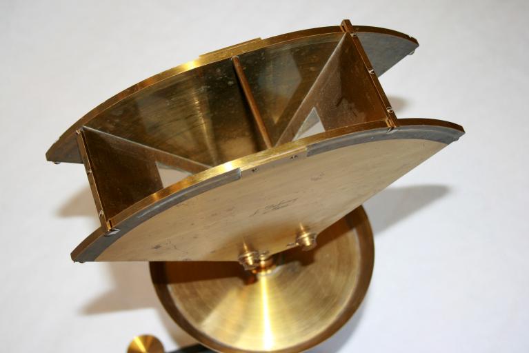 Présentation de la collection d'instruments scientifiques du lycée Émile Zola, Avenue Jean Janvier (Rennes)