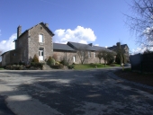 La mairie et les écoles sur la commune de Longaulnay