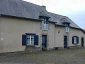 1er alignement de deux maisons, Poscé (Feins)