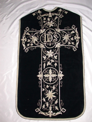 Ornement noir 1 : chasuble, bourse de corporal, étole, manipule, voile de calice