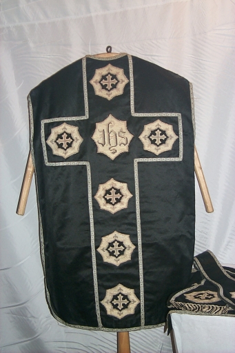 Ornement noir 1 : chasuble, étole, voile de calice, manipule (Maure-de-Bretagne fusionnée en Val d'Anast en 2017)