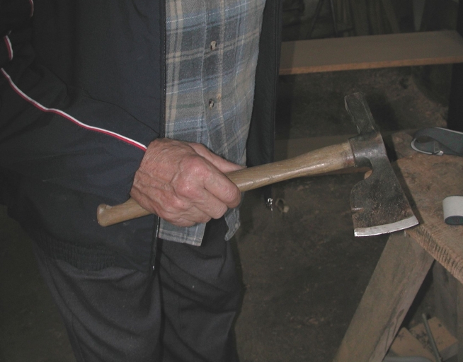 Outil d'amoulangeur : hachette marteau