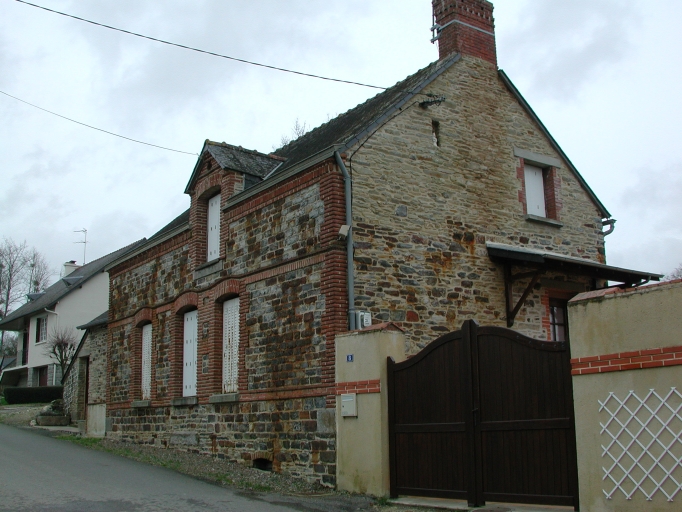 Maison, 8 rue des Ecoles, la Giolais (Dourdain)