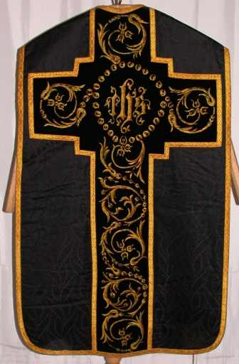 Ornement noir 2 : chasuble, bourse de corporal, étole, manipule, voile de calice