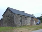 Alignement de deux fermes, Périsac (Maxent)