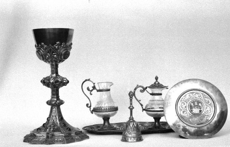 Chapelle d'orfèvrerie : calice, patène, 2 burettes et leur plateau, clochette, église paroissiale Saint-Pierre (Plouescat)