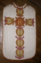 Ornement blanc 2 : chasuble, manipule, voile de calice et bourse de corporal