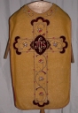 Ornement doré : chasuble, bourse de corporal, étole, manipule, voile de calice