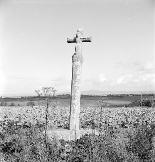 Croix monumentale Saint Germain, rue Ar Groas Coz (Kerlaz)