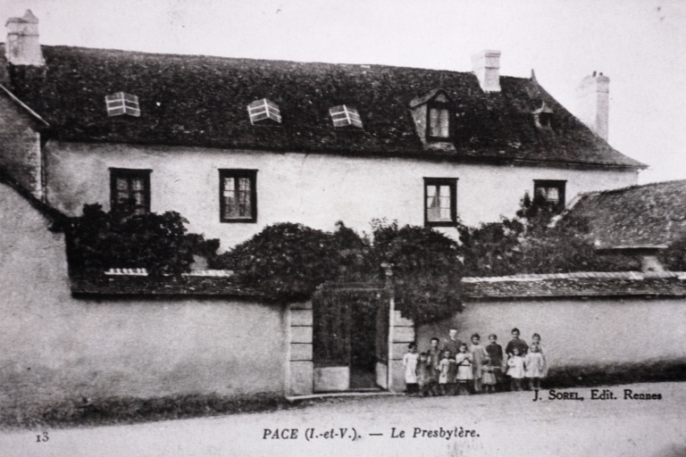 Presbytère, place Saint-Melaine (Pacé)