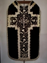 Ornement noir : chasuble, bourse de corporal, étole, manipule, voile de calice