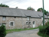 Alignement de maisons, Rolland (Bains-sur-Oust)