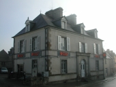 Hôtel, actuellement banque, 10 rue des Princes ; 1 rue de la Barrière (Combourg)