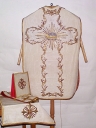 Ornement blanc 4 : chasuble, étole, bourse de corporal, voile de calice, manipule