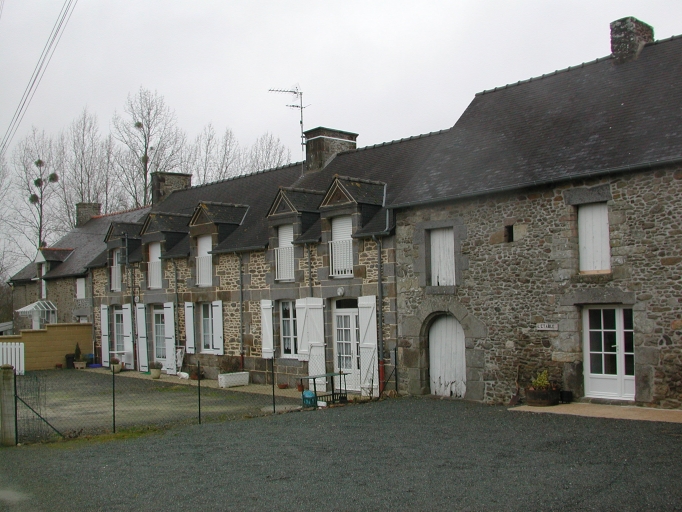 Alignement de maisons, la Rivaudais (Saint-Pierre-de-Plesguen fusionnée en Mesnil-Roc'h en 2019)